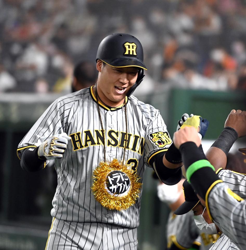 　２回、大山は先制ソロを放ちナインの出迎えに笑顔を見せる（撮影・山口登） 