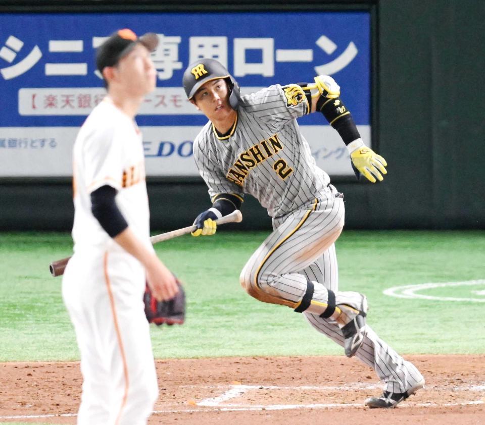 　５回、梅野が左越えにソロを放つ（投手・戸郷）＝撮影・堀内翔