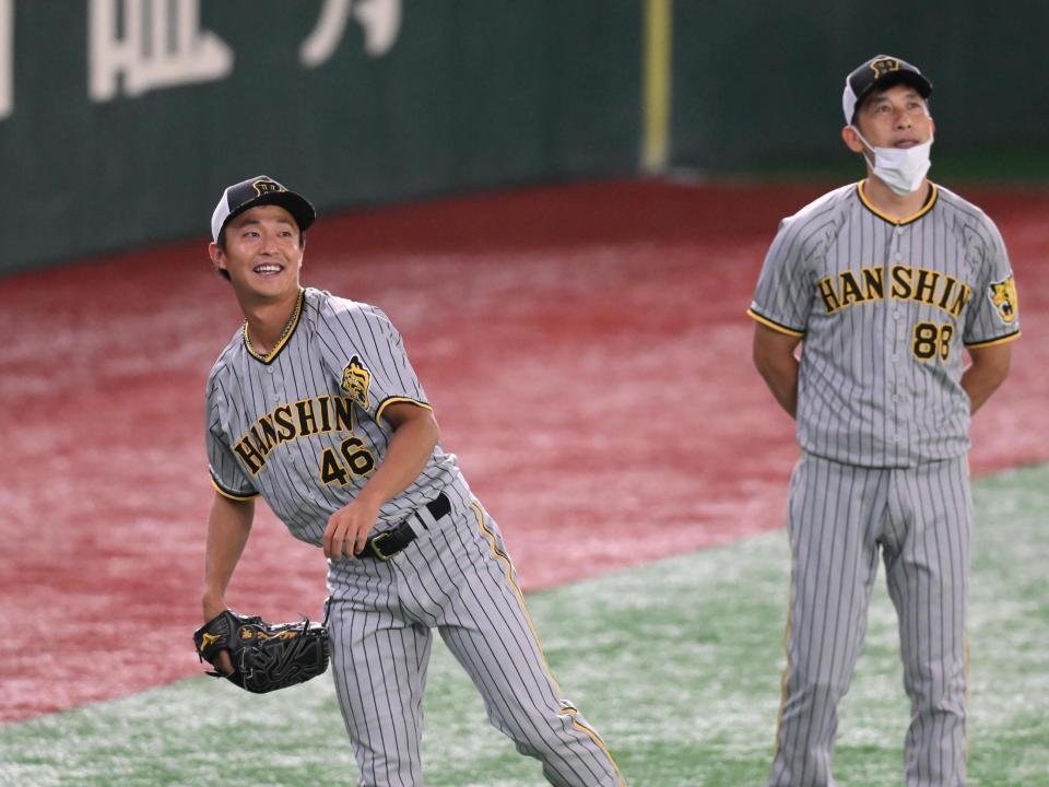 　試合前のキャッチボールをする島本。右は矢野監督（撮影・堀内翔）