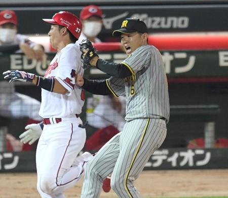 　５回、一塁ベースカバーに入った西勇（右）は野間にタッチをしてアウトにする（撮影・田中太一）