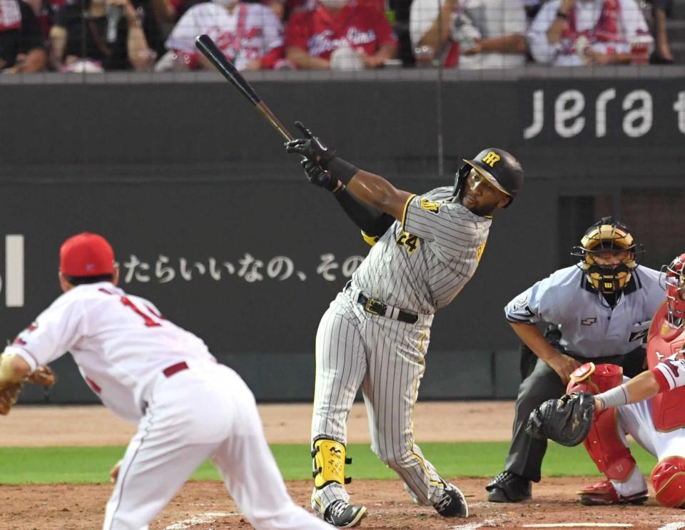 　４回、右越えへ２ランを放つロハス（撮影・田中太一）