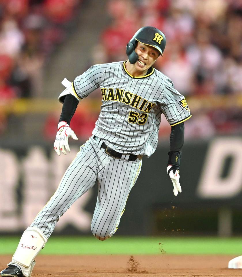 　４回、右翼線を破る安打で一気に三塁へ激走する島田（撮影・飯室逸平）