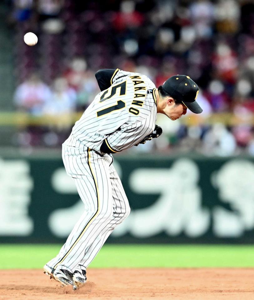 　９回、菊池涼の打球を後逸する中野