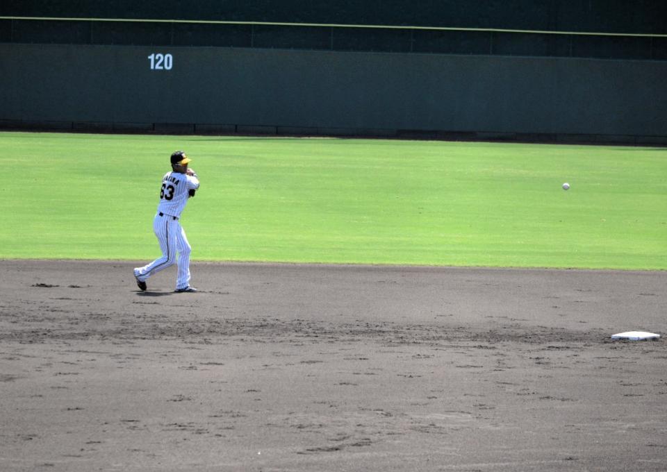 　３回、増田の遊ゴロを処理する板山