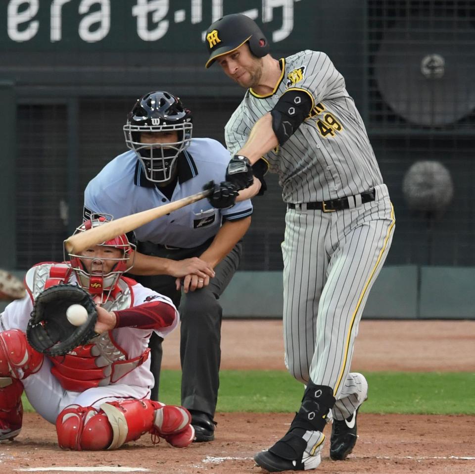 　２回、左前へ先制適時打を放つガンケル（撮影・田中太一）