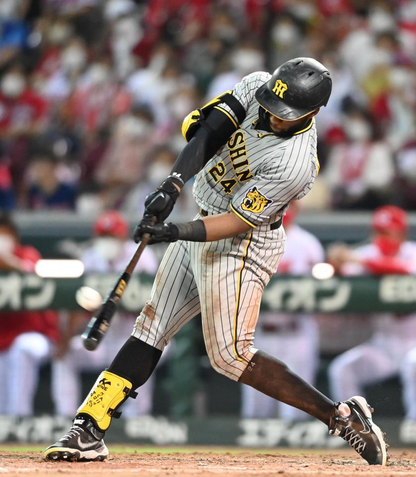 　５回、右越えに同点ソロを放つロハス（撮影・飯室逸平）