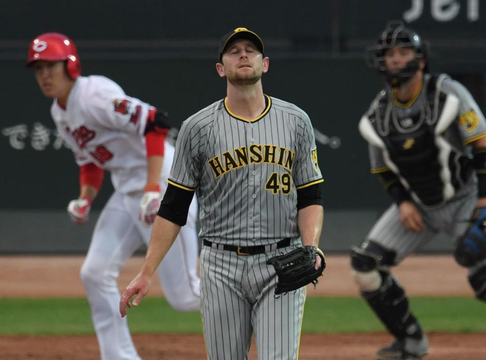 　２回、遠藤（左奥）に同点適時打を許したガンケルは悔しがる（撮影・田中太一）