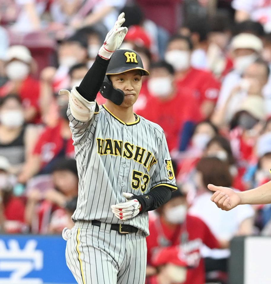 　２回、タイムリーを放ちベンチに向かって手を上げる島田（撮影・飯室逸平）