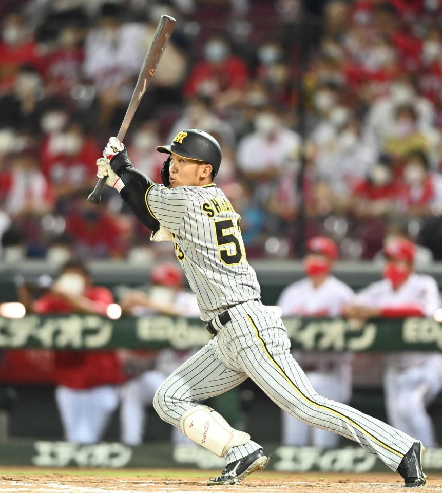 　８回、左中間に勝ち越し打を放つ島田（撮影・飯室逸平）