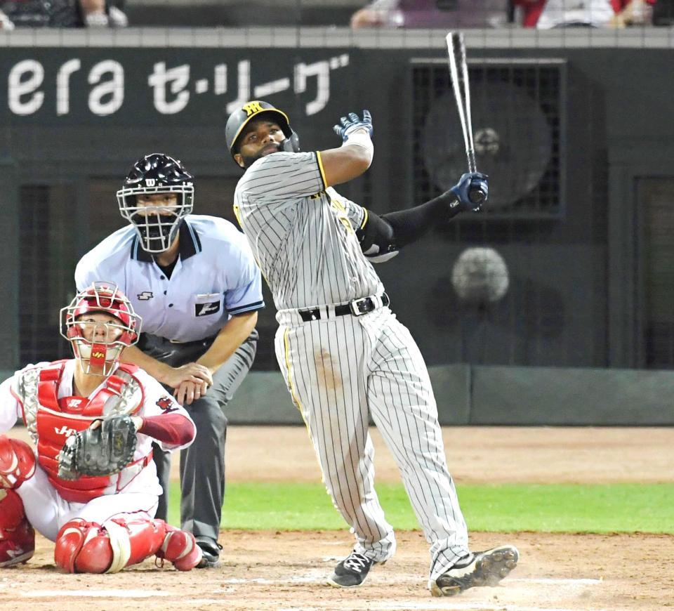 　５回、反撃の２ランを放つロドリゲス（撮影・田中太一）