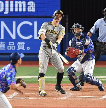 　７回、佐藤輝は空振り三振に倒れる（撮影・佐々木彰尚）