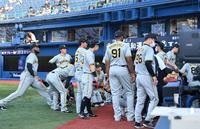 　シートノックを終え、円陣を組むナイン（撮影・田中太一）