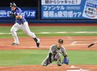 　６回、代打・オースティンの二塁ゴロで同点を許した青柳（撮影・佐々木彰尚）