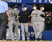 　９回、サヨナラ負けを喫して肩を落とす青柳。左は加治屋（撮影・堀内翔）