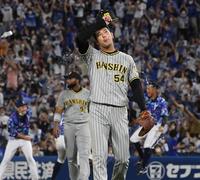 　サヨナラ負けを喫し、引き揚げる加治屋（撮影・田中太一）