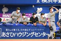 　９回、サヨナラ負け喫して肩を落とす青柳（左から３人目）＝撮影・堀内翔