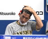 　４回、ベンチから試合を見つめる矢野監督（撮影・堀内翔）