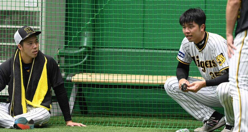 　練習後、青柳（左）のアドバイスを聞く才木