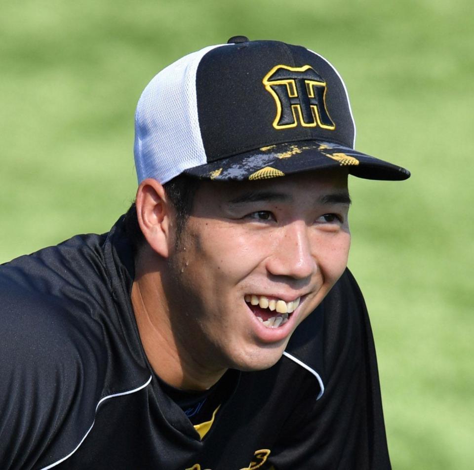 　笑顔を見せる青柳（撮影・佐々木彰尚）