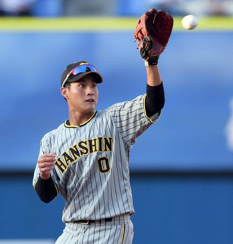 　シートノックを受ける木浪（撮影・田中太一）