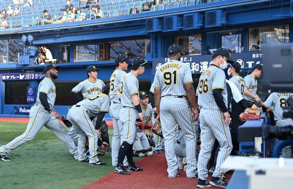 　シートノックを終え、円陣を組むナイン（撮影・田中太一）