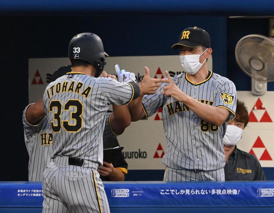 　２回、生還した糸原（左）を迎える矢野監督（撮影・堀内翔）