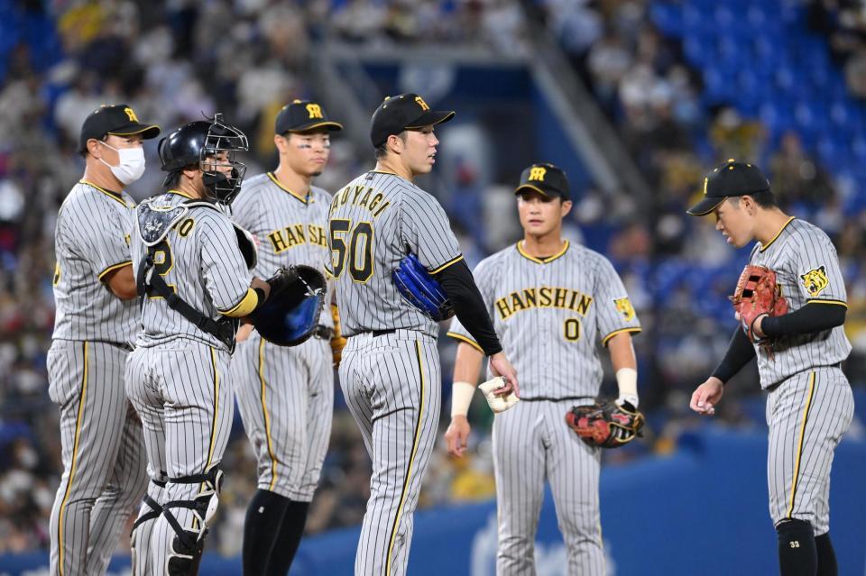 　４回途中、マウンドに集まる青柳ら阪神ナイン。右端は悪送球した糸原（撮影・堀内翔）