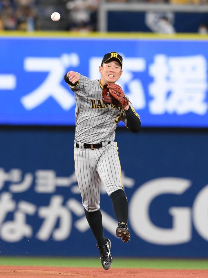 　４回、一塁に悪送球する糸原（撮影・堀内翔）