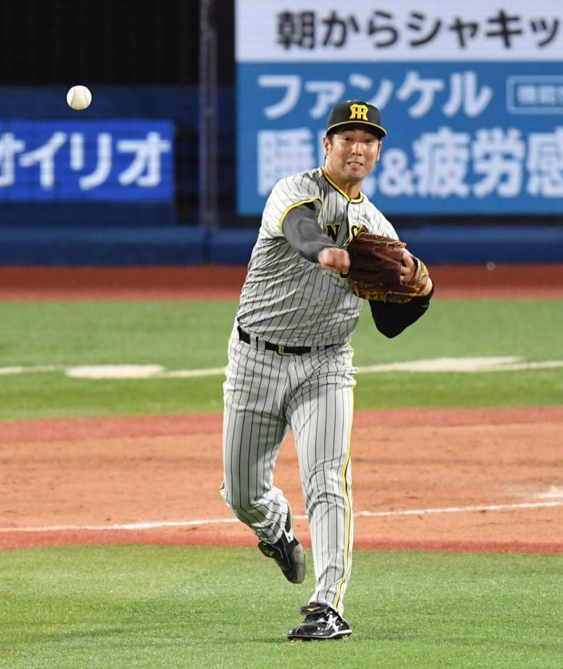 　９回、嶺井のバントで二塁へ投げる加治屋（撮影・佐々木彰尚）