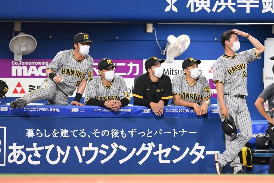 　９回、サヨナラ負け喫して肩を落とす青柳（左から３人目）＝撮影・堀内翔