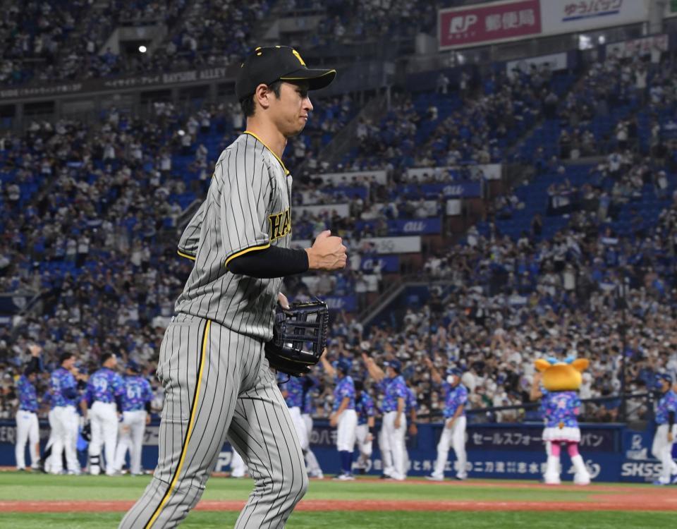 　ＤｅＮＡにサヨナラ負けを喫し、この日無安打の近本が引き揚げる（撮影・田中太一）