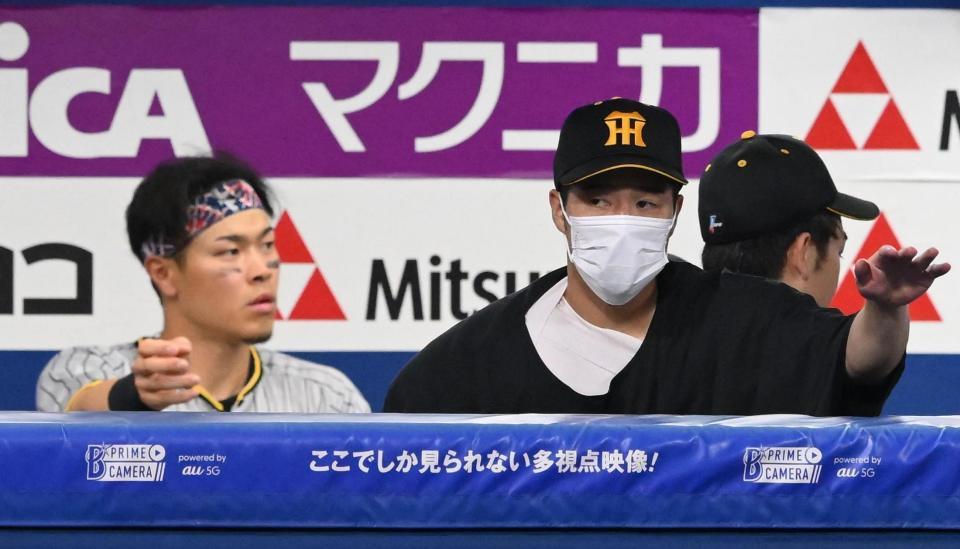 　９回、無得点に終わり肩を落とす青柳。左は佐藤輝（撮影・堀内翔）