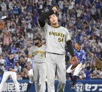 　サヨナラ負けを喫し、引き揚げる加治屋