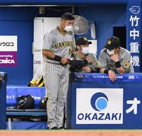 　５回、ベンチ前であいさつをする原口（撮影・堀内翔）