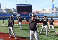 　この日は近本を欠き、ウォーミングアップをするナイン（撮影・田中太一）