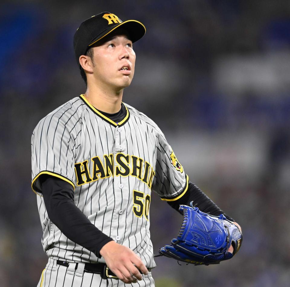 　６回、同点に追いつかれ悔しそうな表情で引き揚げる青柳（撮影・田中太一）