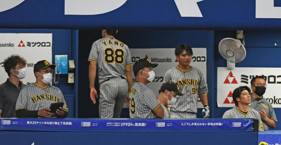 　ＤｅＮＡに連敗しベンチを引き揚げる矢野監督（奥）＝撮影・三好信也