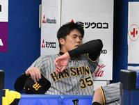　７回途中降板してベンチで汗を拭う才木（撮影・堀内翔）