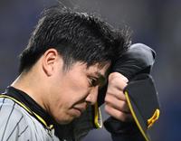 　７回、無念の降板となった才木は悔しさをにじませる（撮影・田中太一）