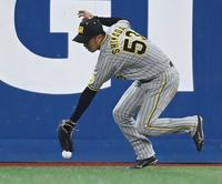 ７回オースティンの打球を失策する島田（撮影・田中太一）