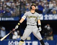 　８回、三振に倒れる佐藤輝（撮影・田中太一）