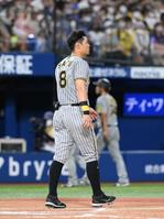 　８回、見逃し三振に倒れた佐藤輝（撮影・堀内翔）