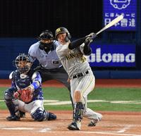 　９回、陽川は右前打を放つ（撮影・佐々木彰尚）