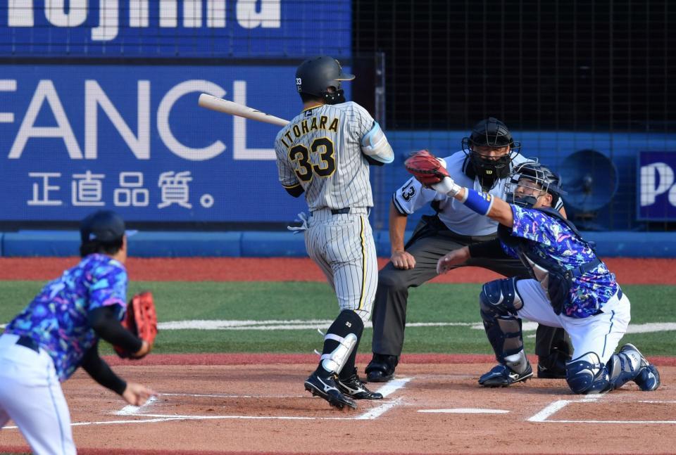 　１回、打者・糸原の時に石田が暴投（撮影・佐々木彰尚）