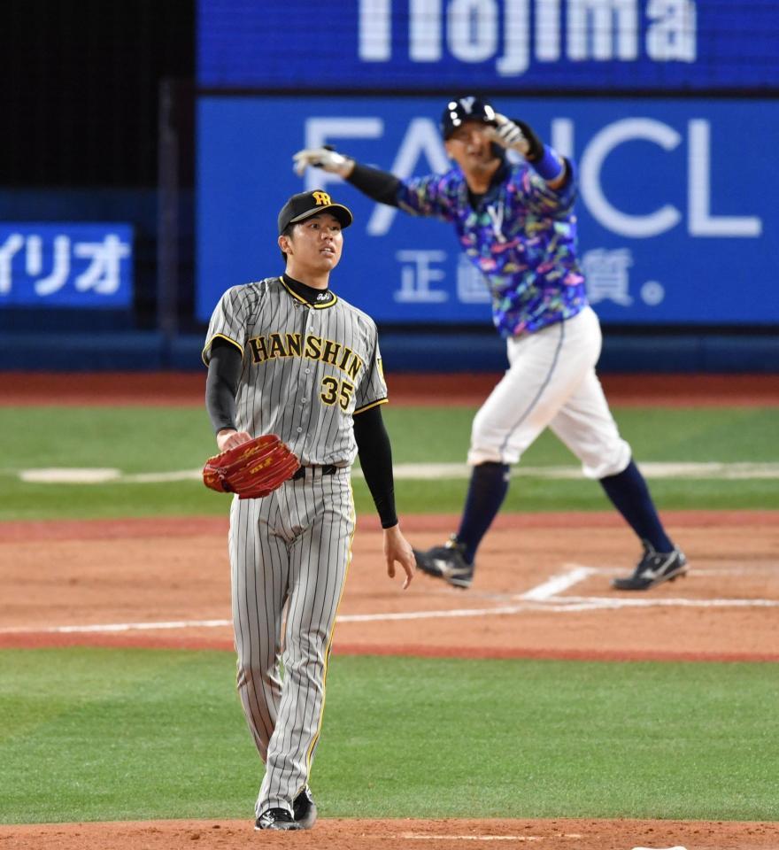 　７回、嶺井に左中間２ランを浴びた才木（撮影・佐々木彰尚）