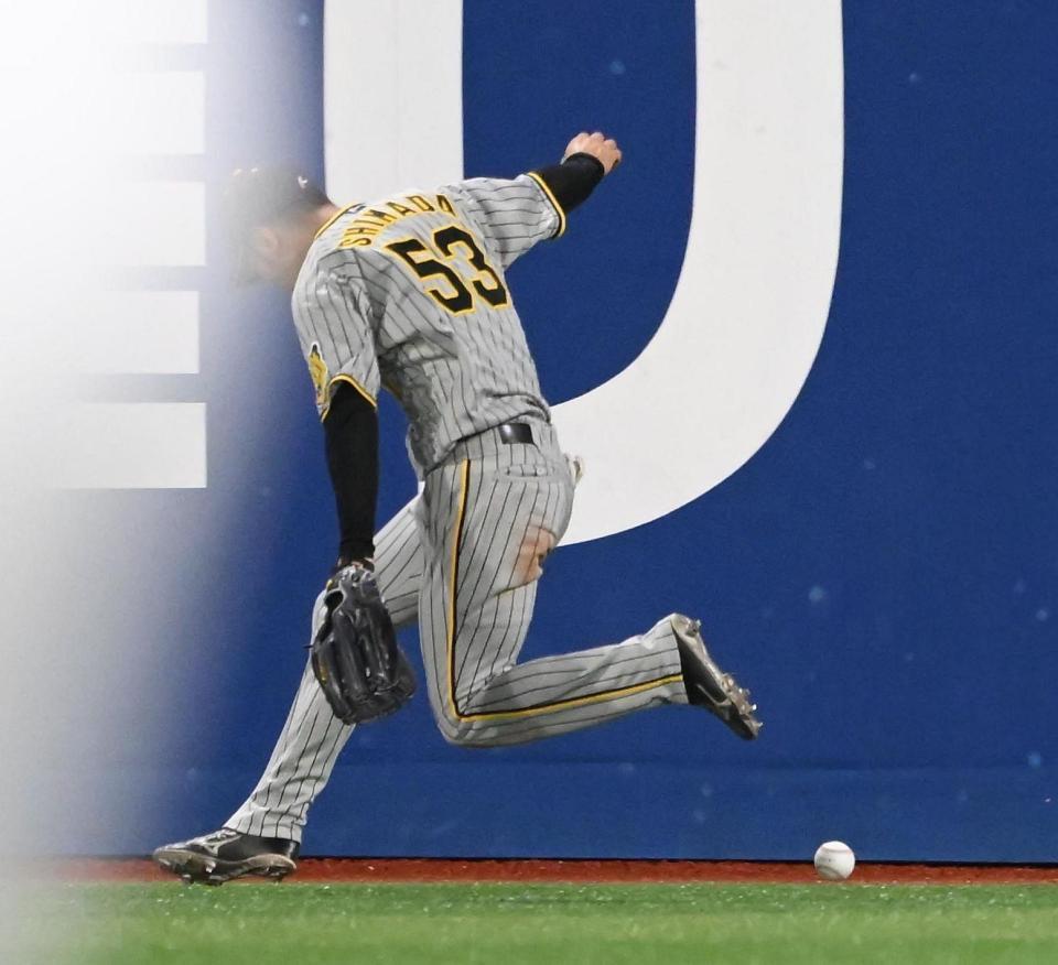 　７回、ファンブルする島田（撮影・堀内翔）