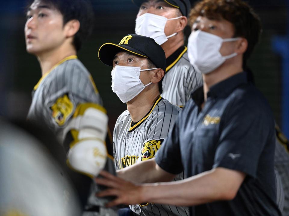 ９回、最後まで逆転を信じ打球を追う矢野監督（撮影・田中太一）