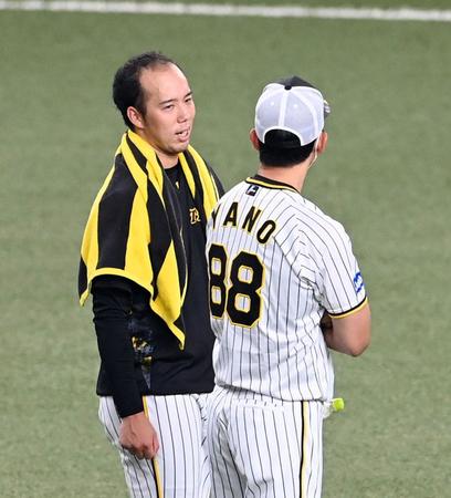 　グラウンドで話し込む青柳（左）と矢野監督（撮影・山口登）