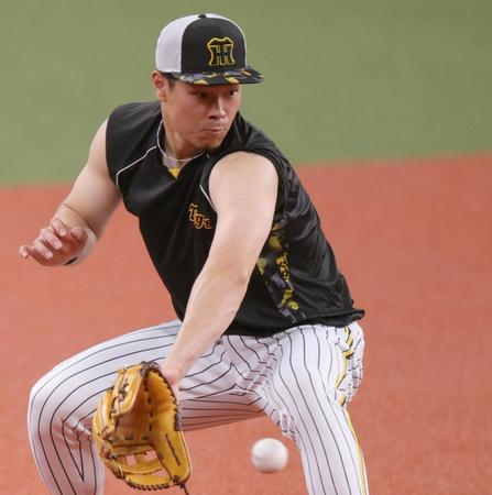 　ノックを受ける佐藤輝（撮影・田中太一）