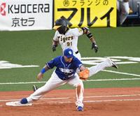 　４回、ロドリゲスは併殺に倒れる（撮影・山口登）